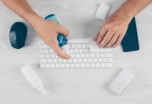 Cara Membersihkan Keyboard dan Ponsel dengan Aman