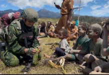 120 Km Ditempuh, TNI Habema Salurkan Dua Ton Bantuan untuk Tiga Distrik di Puncak