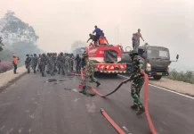 TNI dan Tim Gabungan Padamkan Karhutla Waroki Nabire