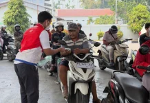 Dampak Kabut Asap, Pertamina & Hiswana Migas Bagikan Masker & Air Mineral Di Nabire