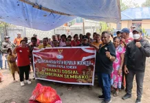 DPD BMP RI Papua Tengah Bagikan 40 Paket Sembako kepada Warga Kalibobo Nabire
