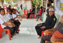 LMA Nabire Bagikan Sembako & Serukan Persatuan Di Kampung Hariti