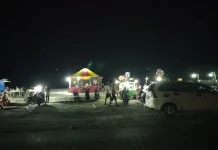 Pengunjung Pantai Maf, Nikmati Malam Akhir Bulan Agustus