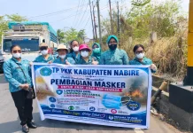 TP PKK Nabire Bagikan Masker & Air Mineral, Lindungi Warga Dari Paparan Asap Karhutla