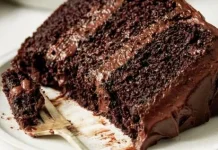 Resep Chocolate Moist Cake Lembut, Cokelat, dan Bikin Nagih.