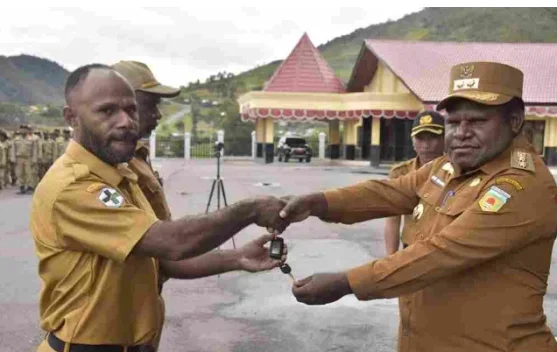 Wabup Puncak Jaya Serahkan Ambulans Baru Bagi Dua Puskesmas