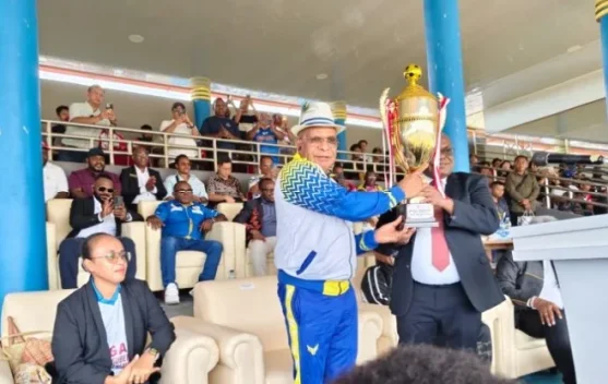 Bupati Puncak, Elvis Tabuni, resmi menyerahkan piala bergilir Liga 4 Papua Tengah