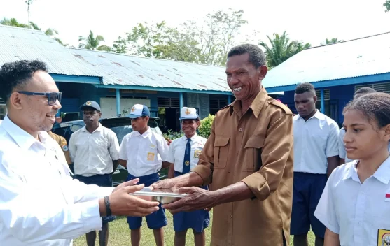 Ratusan Siswa di Nabire Barat Nikmati Perdana Program Makan Bergizi Gratis