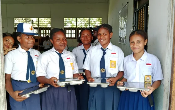 Senyum Bahagia Siswa Nabire Barat saat Perdana Terima Makan Bergizi Gratis