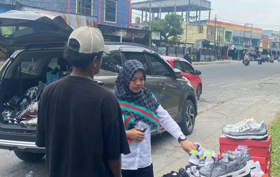 Hobi Fashion Jadi Peluang Aldo Rumlus Buka Usaha Sepatu di Timika