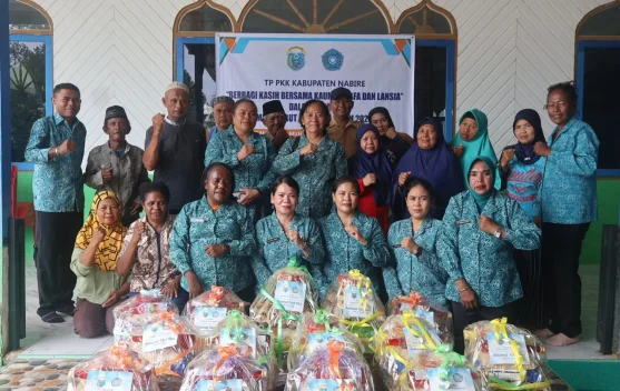Peduli Lansia & Dhuafa, TP-PKK Nabire Serahkan Bantuan Jelang Idul Fitri 1447 H