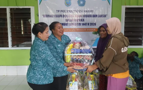 TP-PKK Serahkan Bantuan Paket Sembako Di Masjid Baitul Haq, Wanggar Makmur