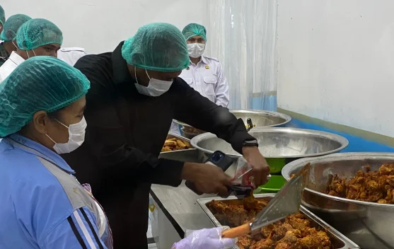Yan Mandenas Sidak SPPG Oyehe Nabire, Akui Makanan Enak Dan Bergizi