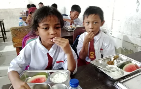 MBG Perdana Hadir di SDN 01 dan 03 Kota Lama Nabire, Ribuan Siswa Antusias