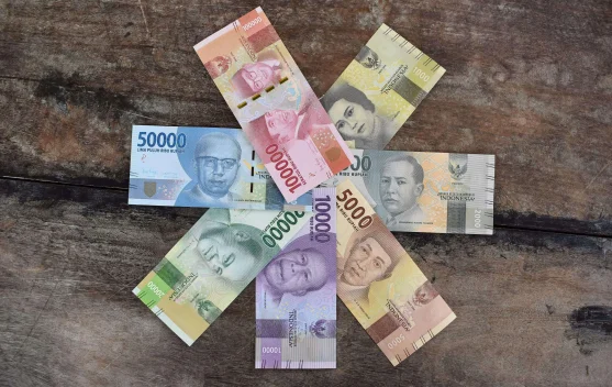 Rupiah Sentuh Rekor Terlemah, Dekati Level Rp18.000 per Dolar