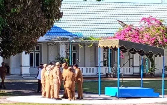 Sejumlah ASN Pemkab Nabire Menerima  SK Pensiun dan SK Kenaikan Pangkart