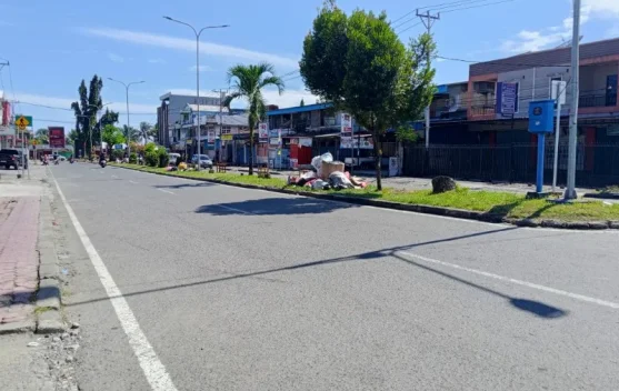 DLH Nabire Kembali Ingatkan Warga, Tidak Lagi Menaru Sampah di Jalur Hijau