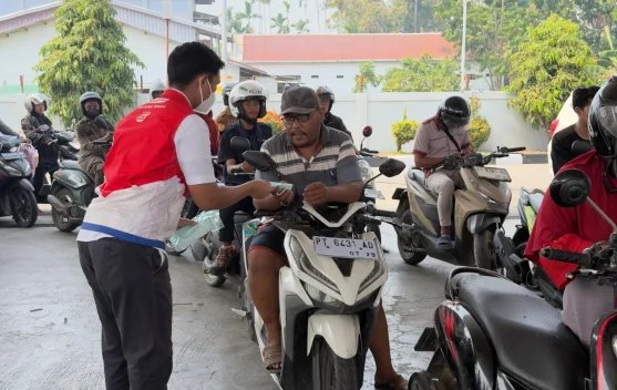 Dampak Kabut Asap, Pertamina & Hiswana Migas Bagikan Masker & Air Mineral Di Nabire