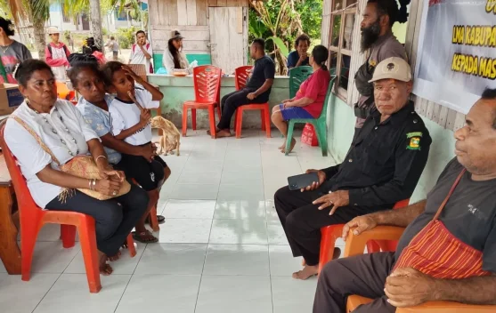 LMA Nabire Bagikan Sembako & Serukan Persatuan Di Kampung Hariti
