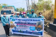 TP PKK Nabire Bagikan Masker & Air Mineral, Lindungi Warga Dari Paparan Asap Karhutla