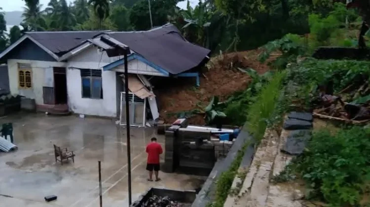 Bawaslu Nisel Serahkan Tali Asih Bagi Pegawai yang Mengalami Musibah