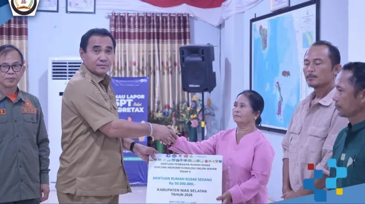 Wabup Nias Selatan Serahkan Bantuan Perbaikan Rumah Warga