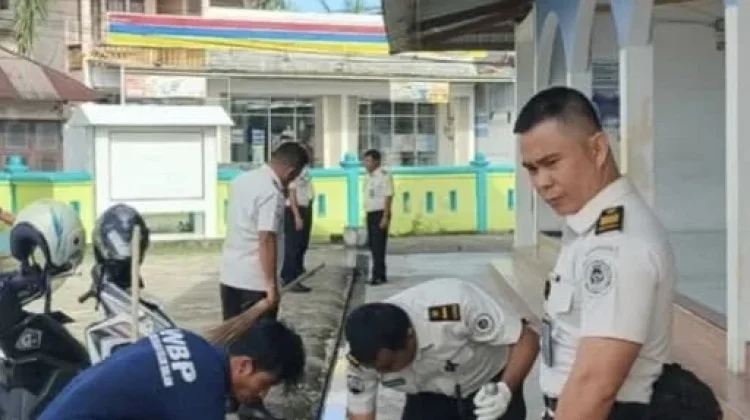 Peringati Hari Pemasyarakatan, Lapas Telda Bersihkan Mesjid