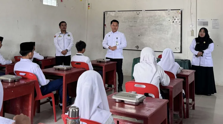 Optimalkan Pelayanan, Kepala SPPG Monitoring Penyaluran MBG di MTsN Nisel