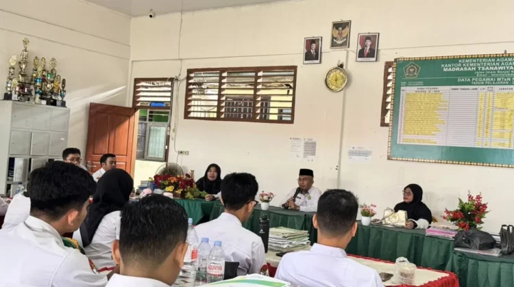 Kakan Kemenag Nisel Laksanakan Monev di MTsN dan MIN 1 Nisel