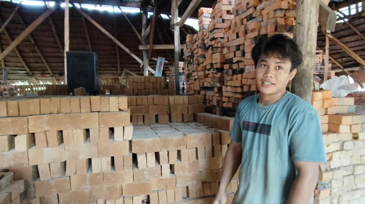 Peluang Ekonomi Menjanjikan, Fredo Duha Serius Tekuni Usaha Pembuatan Batu Bata