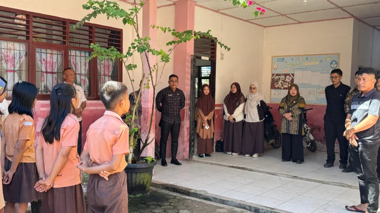 Perkenalkan Lingkungan Madrasah, MTsN Nisel Kunjungi SD Negeri 078142 Lagundri