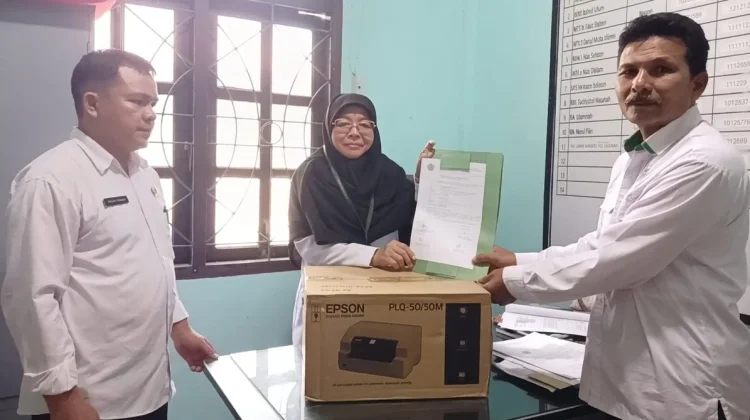Dukung Pelayanan SIMKAH di KUA Lolowa'u, Kemenag Nisel Serahkan Satu Unit Printer