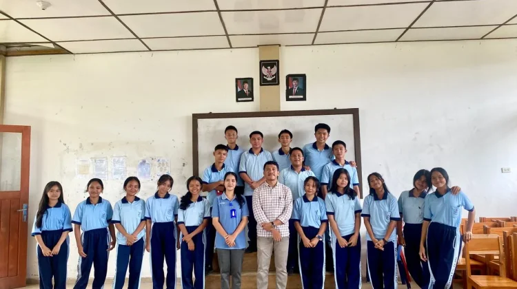 Penyuluh Agama Katolik Kemenag Nisel Ajak Siswa Saling Dukung Sesama Teman