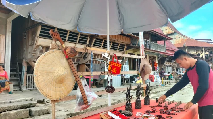 Pelaku Usaha Bawomataluo Ajak Wisatawan Cintai Produk Lokal Nias