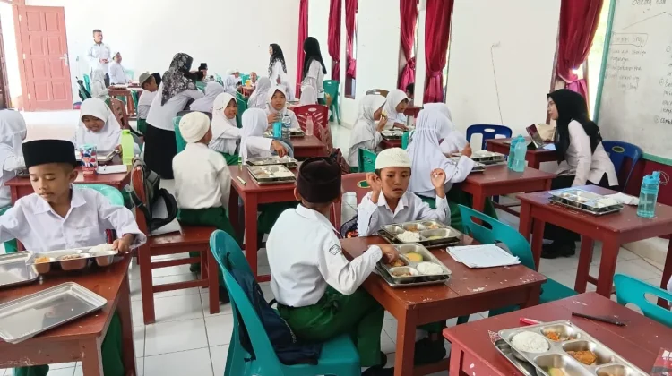 Siswa MIN 2 Nisel Terima MBG Perdana