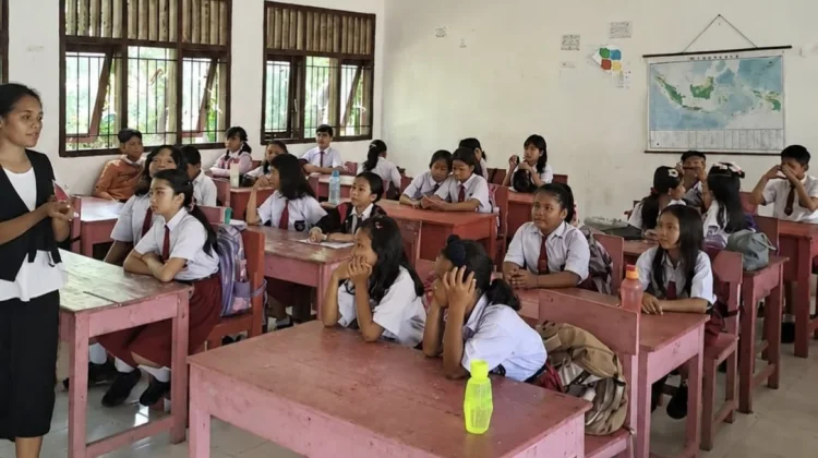 Ajarkan Firman Tuhan lewat Lagu, Penyuluh Agama Kristen Sambangi SDN Botohilitano