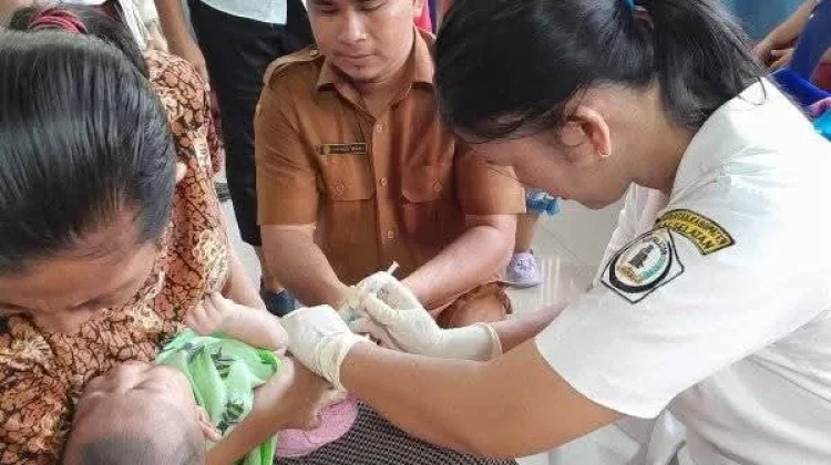 Pelaksanaan Imunisasi di Desa Sondregeasi Berjalan Sukses