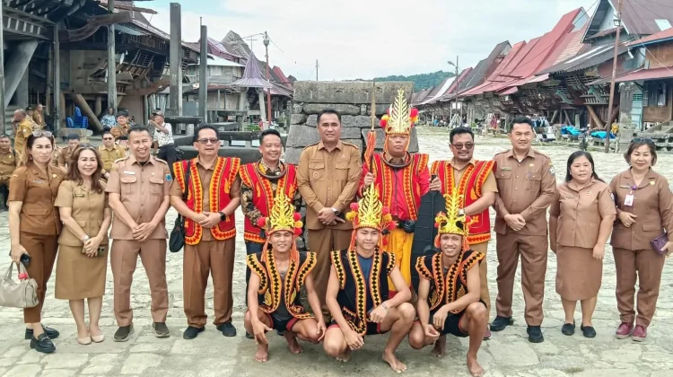 Penyambutan Wabup Mentawai di Desa Adat Bawomataluo