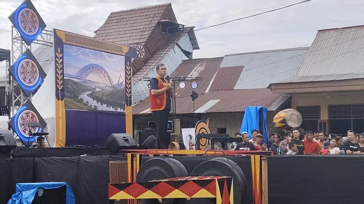 Tokoh Adat Hilisimaetano Apresiasi Maniamolo Fest 2026