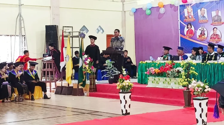 Hadiri Wisuda SETIA Nisel, Wabup Yusuf Nache Tekankan Peran Sarjana Keagamaan