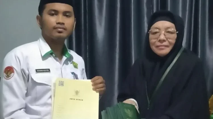 Kemenag Nisel Serahkan 100 Buku Nikah ke KUA Pulau-Pulau Batu