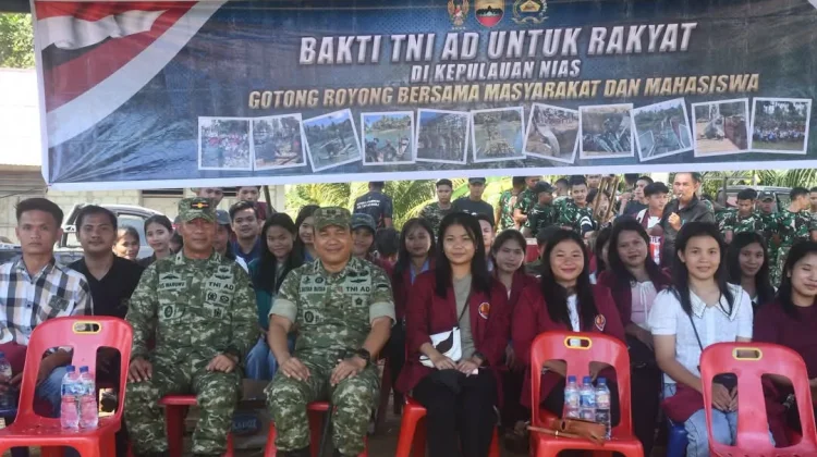 Tinjau Jembatan Gantung Idanoho, Satgas Karbak TNI AD Ajak Mahasiswa UNIRAYA