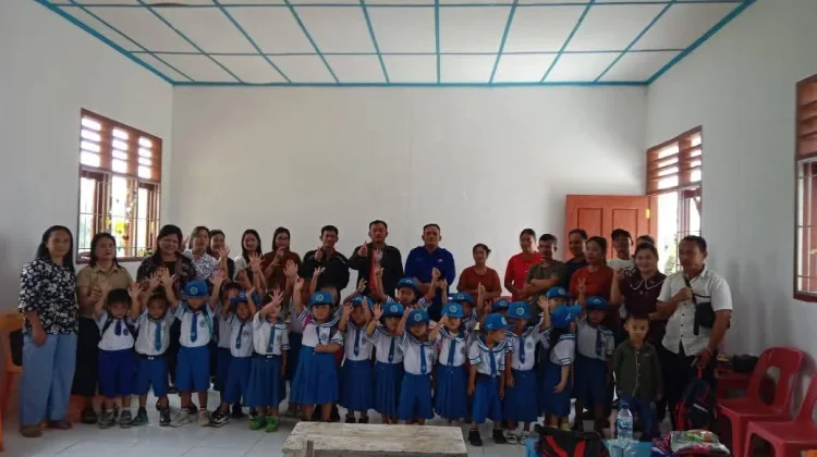 Dukung Pendidikan Anak Usia Dini, Pemdes Hilifalawu Berikan Bantuan Sarana Sekola