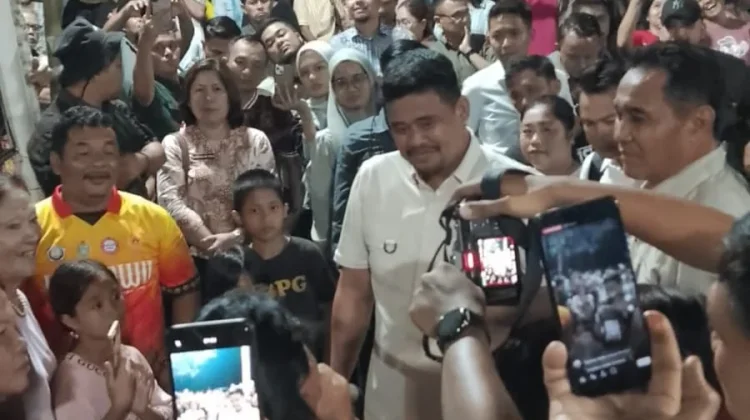 Bermain Voli dengan Warga Hilimaenamolo, Bobby Nasution Serahkan 50 Bola Voli
