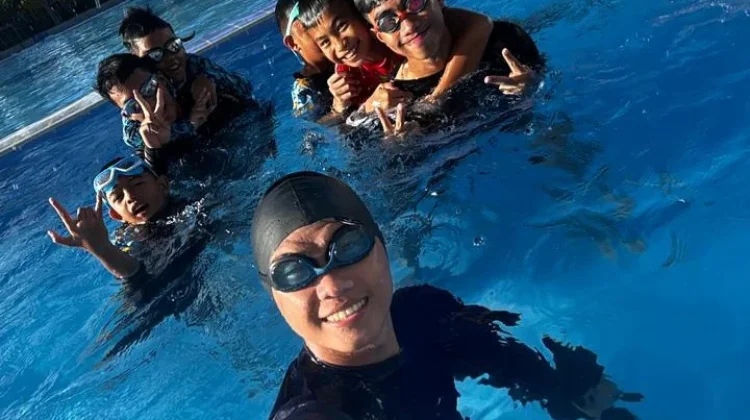 Coach Daya Eli Zega Buka Les Renang Anak