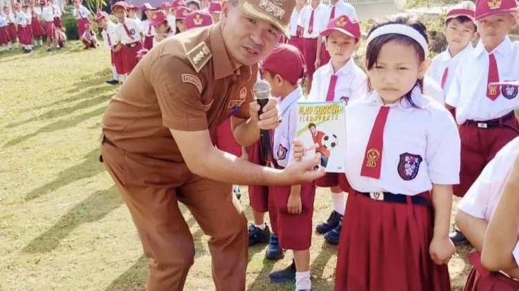 Kunjungi SDN 075075 Hilifalago, Camat Onolalu Dorong Siswa Lebih Giat Belajar