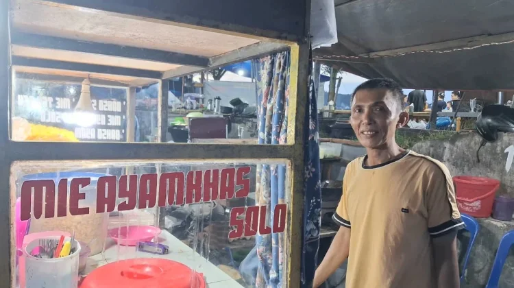 Haris Zega Pelopor Usaha Mie Tek-Tek Gunungsitoli