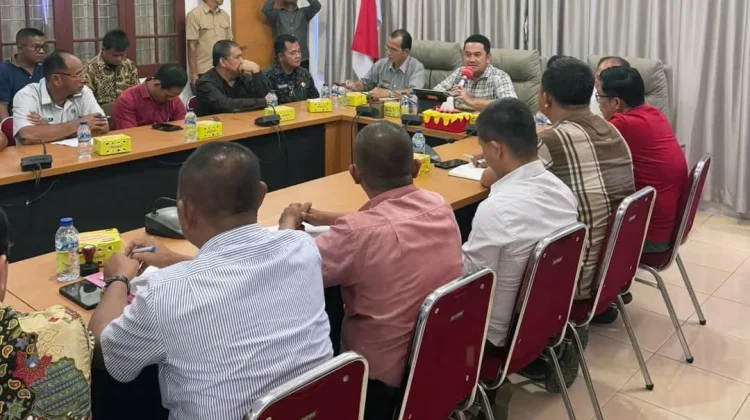 Tingkatkan Sinergitas, Pj. Sekda Nisel Pimpin Rakor Bersama Camat