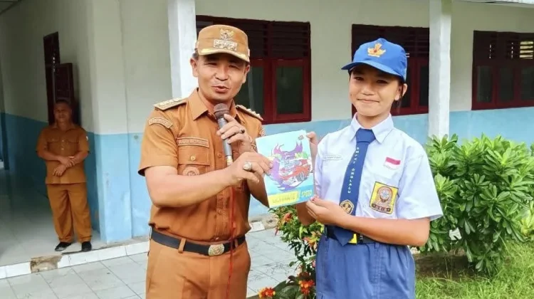 Camat Onolalu Pimpin Upacara dan Motivasi Murid SMPN 2 Onolalu