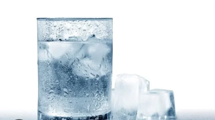 Dokter Ungkap Risiko Kebiasaan Minum Air Dingin Tiap Hari